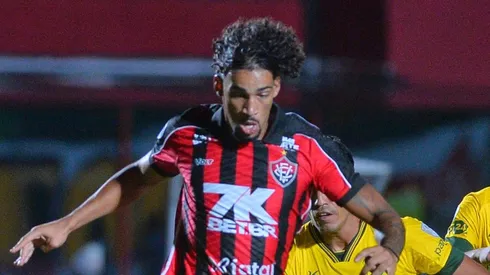 Fabri, jogador do Vitoria durante partida contra o Defensa y Justicia no estadio Barradao pelo campeonato Copa Sul-americana 2025. Foto: Walmir Cirne/AGIF