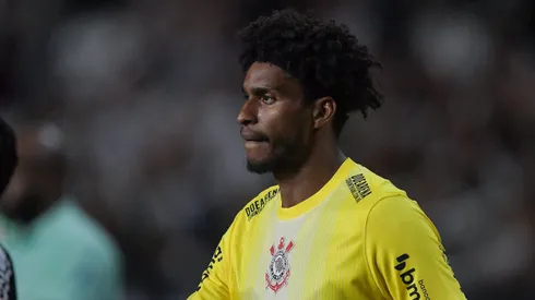 RJ - RIO DE JANEIRO - 26/07/2025 - BRASILEIRO A 2025, BOTAFOGO X CORINTHIANS - Hugo Souza goleiro do Corinthians durante partida contra o Botafogo no estadio Engenhao pelo campeonato Brasileiro A 2025. Foto: Thiago Ribeiro/AGIF