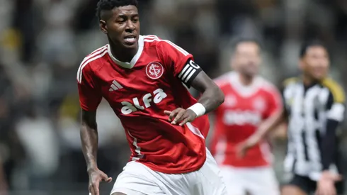 MG – BELO HORIZONTE – 12/06/2025 – BRASILEIRO A 2025, ATLETICO-MG X INTERNACIONAL – Vitao jogador do Internacional durante partida contra o Atletico-MG no estadio Arena MRV pelo campeonato Brasileiro A 2025. Foto: Gilson Lobo/AGIF