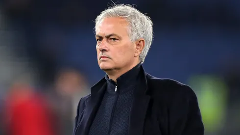 Mourinho durante confronto entre Roma e Lazio no Campeonato Italiano 2023/24.