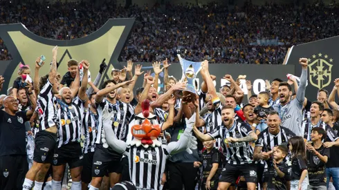 MG – Belo Horizonte – 05/12/2021 – BRASILEIRO A 2021 – ATLETICO-MG X BRAGANTINO – Jogadores do Atletico-MG comemoram titulo de campeao durante cerimonia de premiacao apos vitoria contra o Bragantino em partida no estadio Mineirao pela decisao do campeonato Brasileiro A 2021. Foto: Fernando Moreno/AGIF
