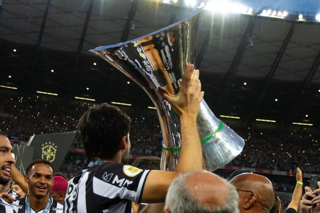 MG – Belo Horizonte – 05/12/2021 – BRASILEIRO A 2021 – ATLETICO-MG X BRAGANTINO – Jogadores do Atletico-MG comemoram titulo de campeao durante cerimonia de premiacao apos vitoria contra o Bragantino em partida no estadio Mineirao pela decisao do campeonato Brasileiro A 2021. Foto: Fernando Moreno/AGIF