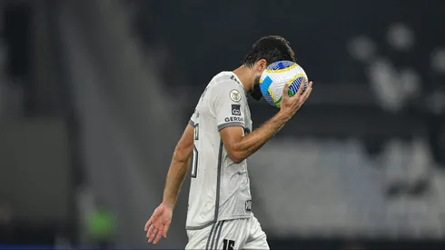 RJ – RIO DE JANEIRO – 07/07/2024 – BRASILEIRO A 2024, BOTAFOGO X ATLETICO-MG – Igor Rabello jogador do Atletico-MG recebe cartao vermelho do arbitro durante partida contra o Botafogo no estadio Engenhao pelo campeonato Brasileiro A 2024. Foto: Thiago Ribeiro/AGIF