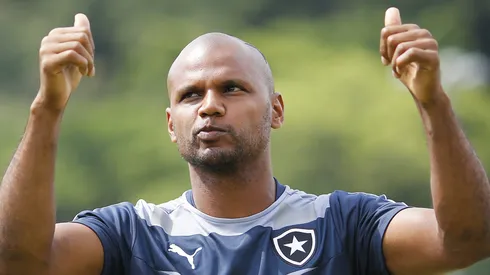 Rio de Janeiro – RJ 09/01/16 – APRESENTACAO ELENCO BOTAFOGO PARA 2016 – Jefferson, goleiro do Botafogo posa com uniforme oficial do Botafogo na apresentacao do elenco a torcida na sede de General Severiano, zona sul do Rio de Janeiro. Foto: Daniel Ramalho/AGIF