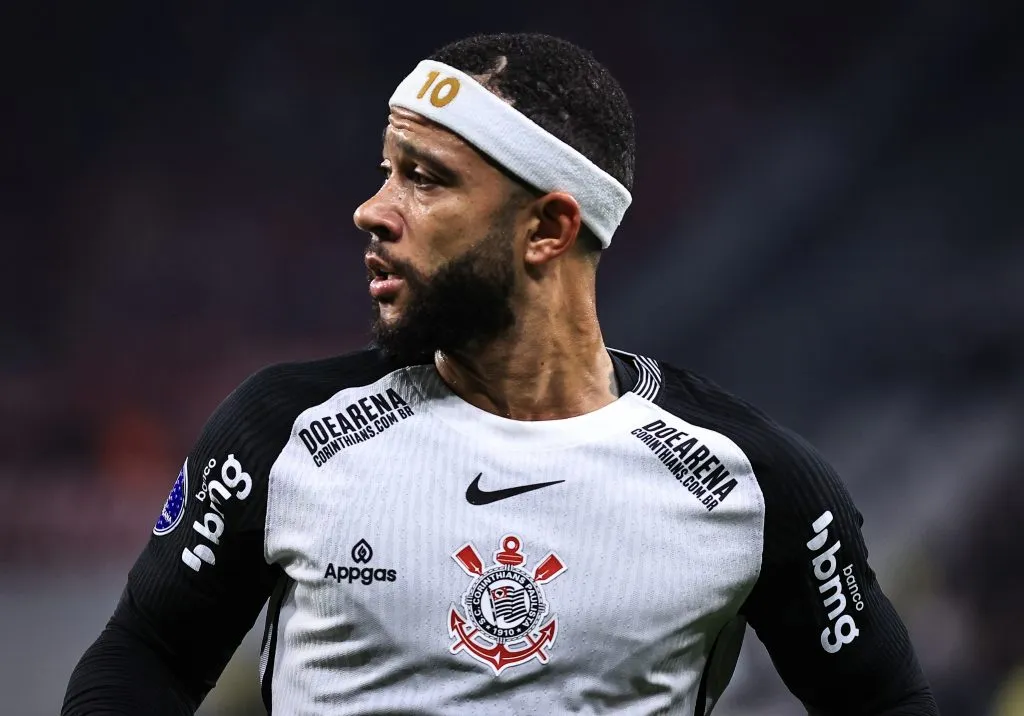 Memphis Depay pode sair do Corinthians – Foto: Fabio Giannelli/AGIF.