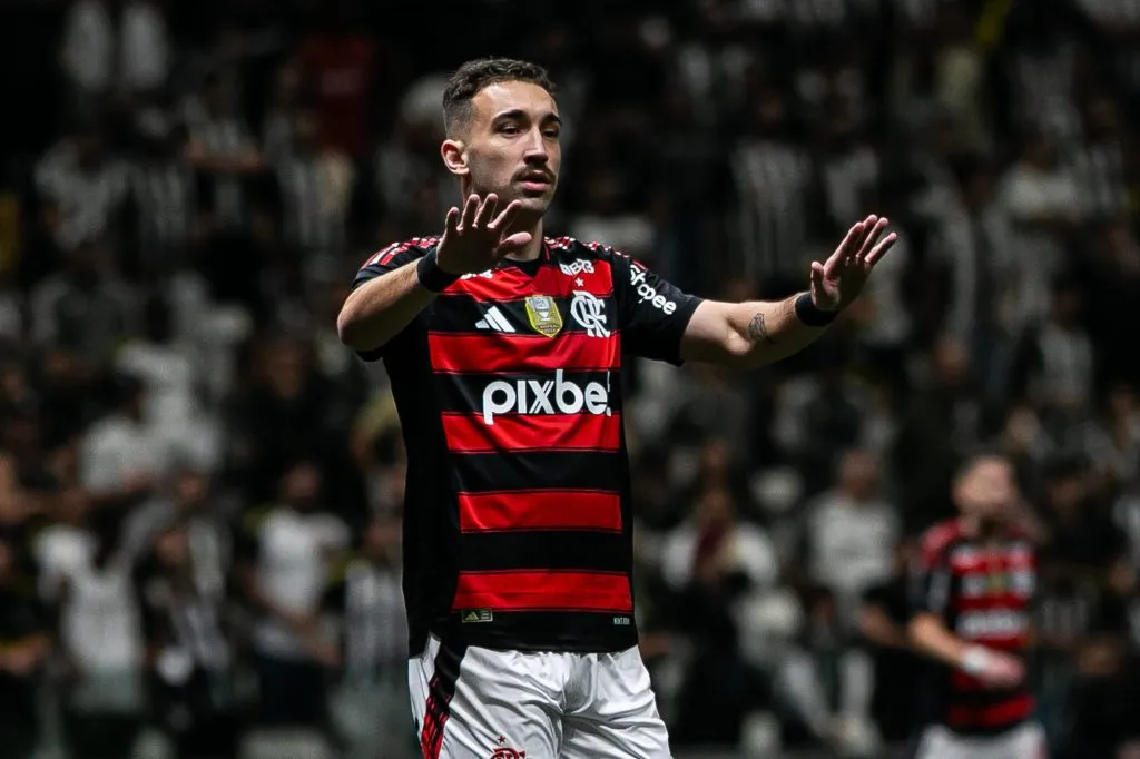 MG – BELO HORIZONTE – 06/08/2025 – COPA DO BRASIL 2025, ATLETICO-MG X FLAMENGO – Leo Ortiz jogador do Flamengo durante partida contra o Atletico-MG no estadio Arena MRV pelo campeonato Copa Do Brasil 2025. Foto: Fernando Moreno/AGIF