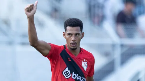 Alix Vinicius durante confronto contra a Ponte Preta na Série B 2023. Foto: Diogo Reis/AGIF