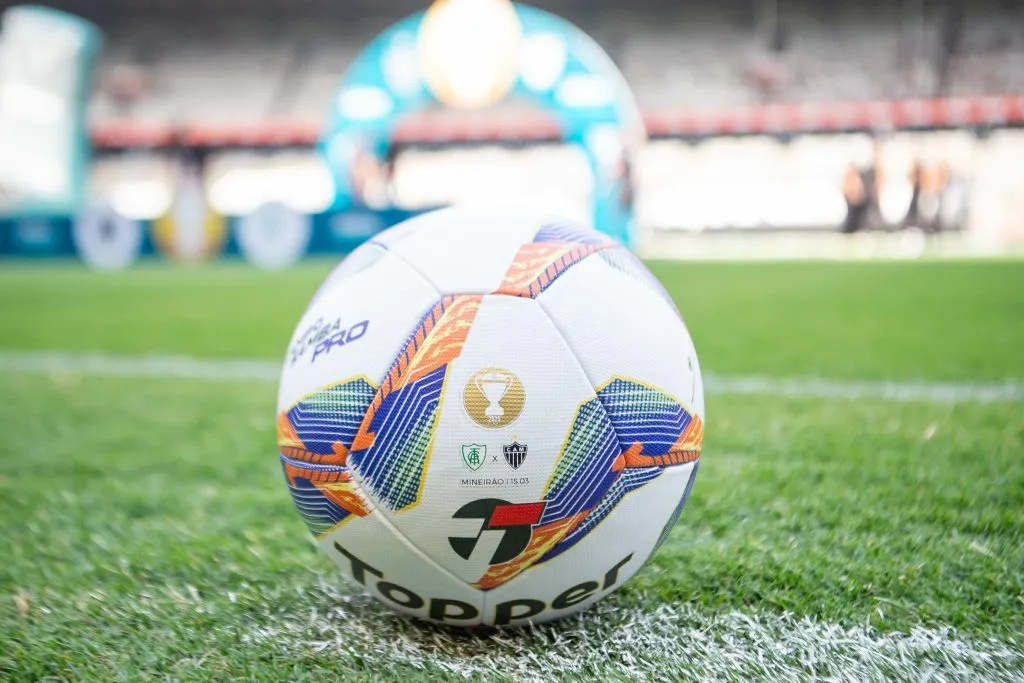 MG – BELO HORIZONTE – 15/03/2025 – MINEIRO 2025, AMERICA-MG X ATLETICO-MG – A bola do jogo vista antes da partida entre America-MG e Atletico-MG no estadio Mineirao pelo campeonato Mineiro 2025. Foto: Fernando Moreno/AGIF