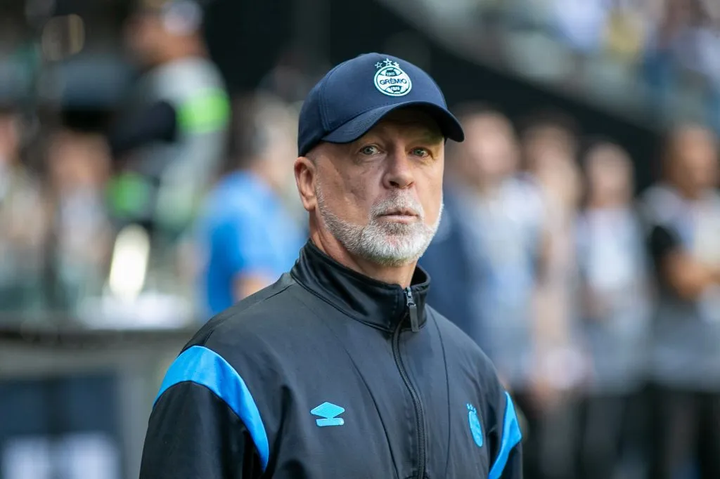 Trabalho de Mano Menezes à frente do Grêmio vem sendo questionado. Foto: Fernando Moreno/AGIF
