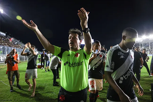 Fernando Diniz comemorando vitória do Vasco – (Photo by Lucas Figueiredo/Getty Images)