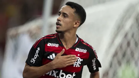 RJ - RIO DE JANEIRO - 22/02/2025 - CARIOCA 2025, FLAMENGO X MARICA - Matheus Goncalves jogador do Flamengo comemora seu gol durante partida contra o Marica no estadio Maracana pelo campeonato Carioca 2025. Foto: Jorge Rodrigues/AGIF