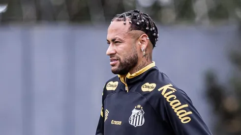 Neymar tentou contornar situação em invasão da torcida no CT Rei Pelé. Fotos: Raul Baretta/ Santos.