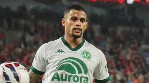 Mailton jogador do Chapecoense durante partida contra o Athletico-PR no estadio Arena da Baixada pelo campeonato Brasileiro B 2025. Foto: Robson Mafra/AGIF