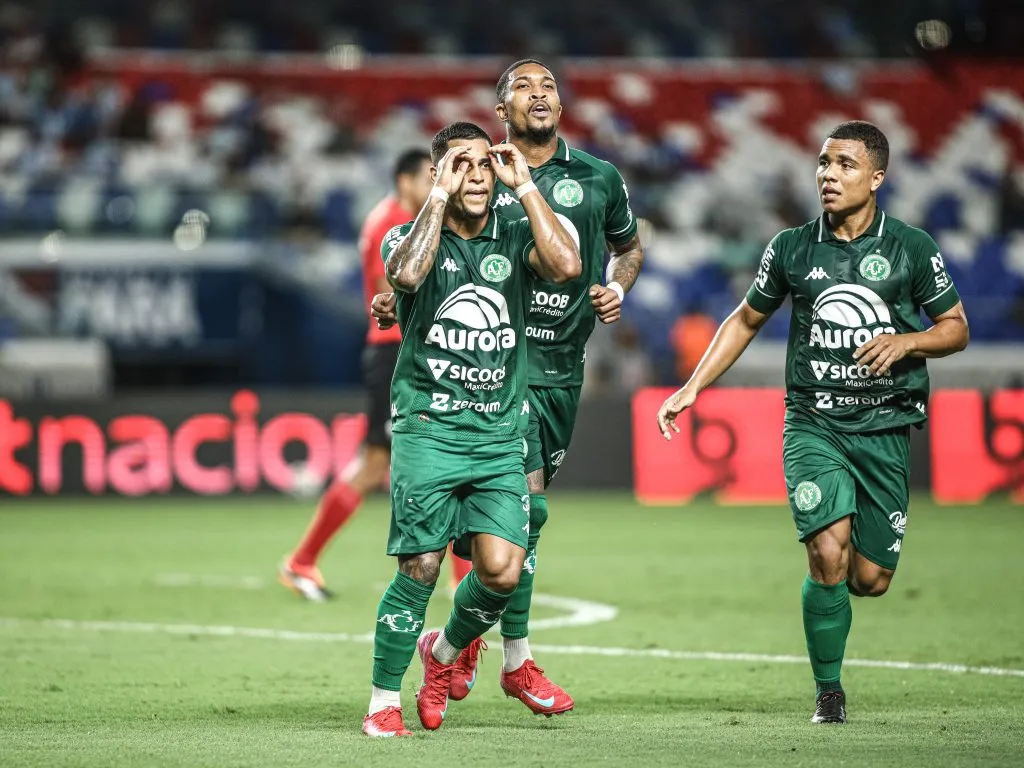 Mailton jogador do Chapecoense comemora seu gol durante partida contra o Paysandu no estadio Mangueirao pelo campeonato Brasileiro B 2025. Foto: Marcos Junior/AGIF