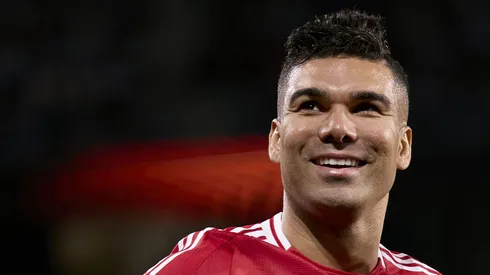 Casemiro em campo pelo Manchester United. (Photo by Ion Alcoba Beitia/Getty Images)