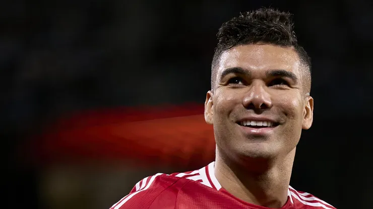 Casemiro em campo pelo Manchester United. (Photo by Ion Alcoba Beitia/Getty Images)