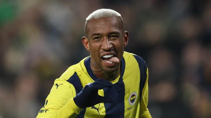 Anderson Talisca, do Fenerbahçe, comemora após marcar o terceiro gol de sua equipe durante a partida da Superliga Turca entre Fenerbahçe e Trabzonspor, no Estádio Ulker Sukru Saracoglu, em 6 de abril de 2025, em Istambul, Turquia. (Foto de Ahmad Mora/Getty Images)