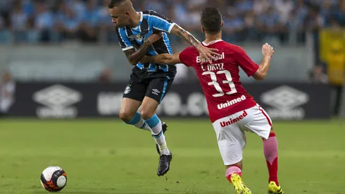 RS – Porto Alegre – 04/03/2017 – Gaucho 2017, Gremio x Internacional – Jogador Luan do Gremio disputa lance com jogador Leo Ortiz do Internacional pelo Gaucho 2017. Foto: Jeferson Guareze/AGIF