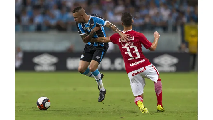 RS - Porto Alegre - 04/03/2017 - Gaucho 2017, Gremio x Internacional - Jogador Luan do Gremio disputa lance com jogador Leo Ortiz do Internacional pelo Gaucho 2017. Foto: Jeferson Guareze/AGIF