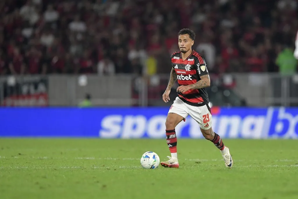 RJ – RIO DE JANEIRO – 13/08/2025 – COPA LIBERTADORES 2025, FLAMENGO X INTERNACIONAL – Allan jogador do Flamengo durante partida contra o Internacional no estadio Maracana pelo campeonato Copa Libertadores 2025. Foto: Thiago Ribeiro/AGIF
