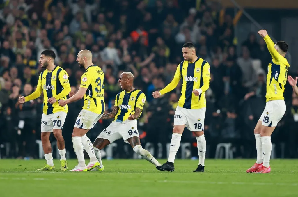 Anderson Talica comemora com companheiros de Fenerbahçe.  (Photo by Ahmad Mora/Getty Images)