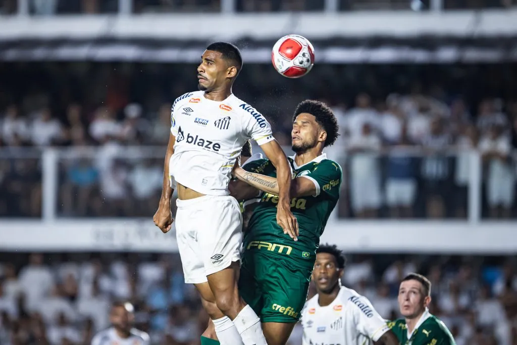 Joaquim jogador do Santos disputa lance com Murilo jogador do Palmeiras durante partida no estadio Vila Belmiro pelo campeonato Paulista 2024. Foto: Abner Dourado/AGIF