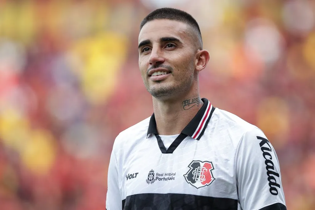 PE – RECIFE – 08/03/2025 – PERNAMBUCANO 2025, SPORT X SANTA CRUZ – Thiago Galhardo jogador do Santa Cruz durante partida contra o Sport no estadio Ilha do Retiro pelo campeonato Pernambucano 2025. Foto: Rafael Vieira/AGIF