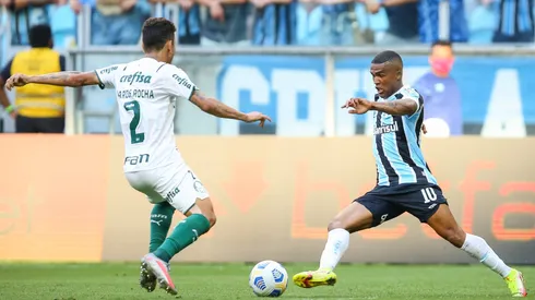 RS – Porto Alegre – 31/10/2021 – BRASILEIRO A 2021, GREMIO X PALMEIRAS – Douglas Costa jogador do Gremio disputa lance com Marcos Rocha jogador do Palmeiras durante partida no estadio Arena do Gremio pelo campeonato Brasileiro A 2021. Foto: Pedro H. Tesch/AGIF