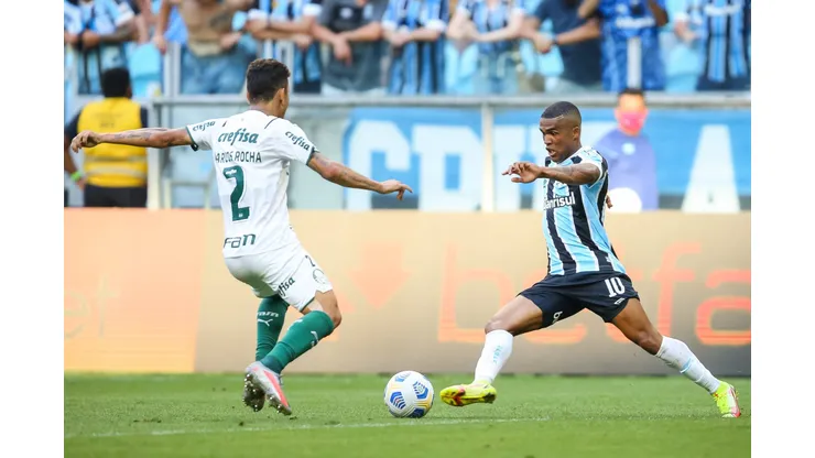 RS - Porto Alegre - 31/10/2021 - BRASILEIRO A 2021, GREMIO X PALMEIRAS - Douglas Costa jogador do Gremio disputa lance com Marcos Rocha jogador do Palmeiras durante partida no estadio Arena do Gremio pelo campeonato Brasileiro A 2021. Foto: Pedro H. Tesch/AGIF
