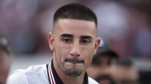 Thiago Galhardo e apresentado a torcida como novo reforco do Santa Cruz antes da partida entre Santa Cruz e Central no Estadio do Arruda em Recife (PE), pelo Campeonato Pernambucano 2025.