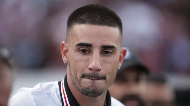 Thiago Galhardo e apresentado a torcida como novo reforco do Santa Cruz antes da partida entre Santa Cruz e Central no Estadio do Arruda em Recife (PE), pelo Campeonato Pernambucano 2025.
