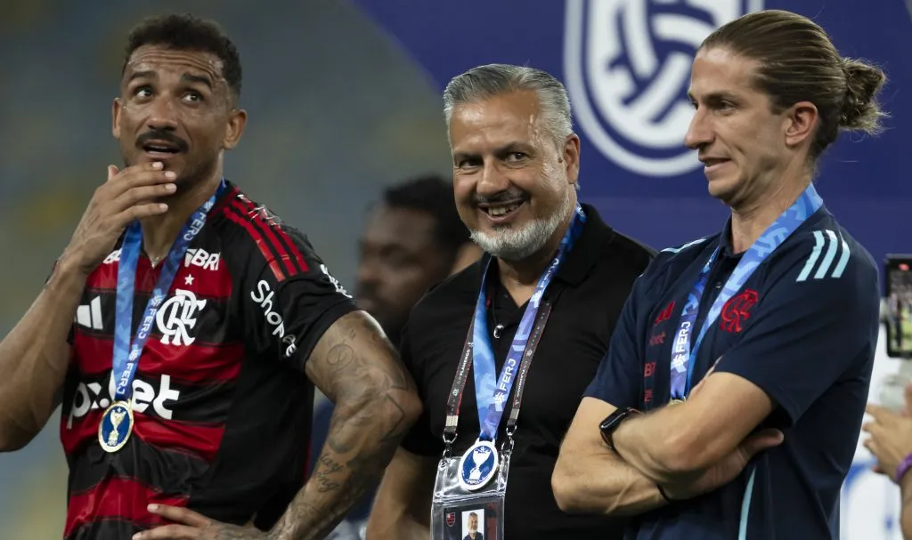 Danilo jogador do Flamengo comemora titulo com Jose Boto diretor de futebol e Filipe Luis tecnico da sua equipe apos partida contra o Marica no estadio Maracana pelo campeonato Carioca 2025.  Foto: Jorge Rodrigues/AGIF
