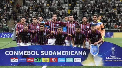 MG – BELO HORIZONTE – 14/08/2025 – COPA SUL-AMERICANA 2025, ATLETICO-MG X GODOY CRUZ – Jogadores do Godoy Cruz perfilados durante entrada em campo para partida contra o Atletico-MG no estadio Arena MRV pelo campeonato Copa Sul-americana 2025. Foto: Gilson Lobo/AGIF