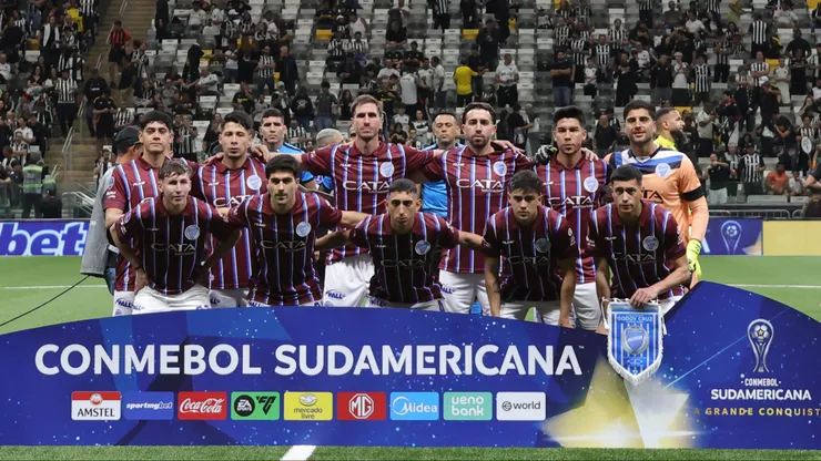 MG - BELO HORIZONTE - 14/08/2025 - COPA SUL-AMERICANA 2025, ATLETICO-MG X GODOY CRUZ - Jogadores do Godoy Cruz perfilados durante entrada em campo para partida contra o Atletico-MG no estadio Arena MRV pelo campeonato Copa Sul-americana 2025. Foto: Gilson Lobo/AGIF