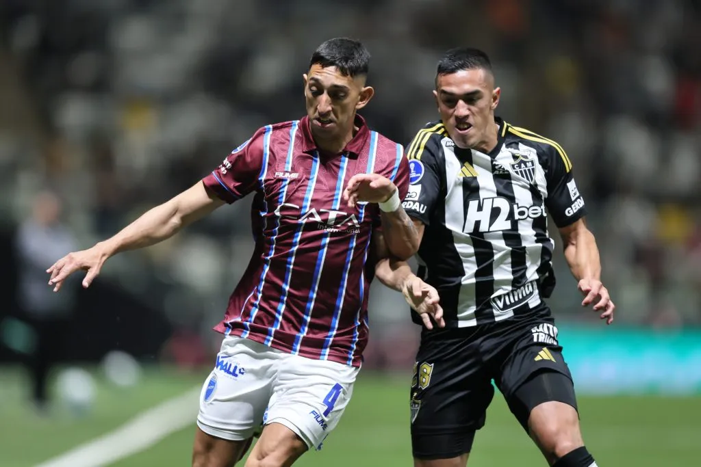 MG – BELO HORIZONTE – 14/08/2025 – COPA SUL-AMERICANA 2025, ATLETICO-MG X GODOY CRUZ – Cuello jogador do Atletico-MG disputa lance com Arce jogador do Godoy Cruz durante partida no estadio Arena MRV pelo campeonato Copa Sul-americana 2025. Foto: Gilson Lobo/AGIF