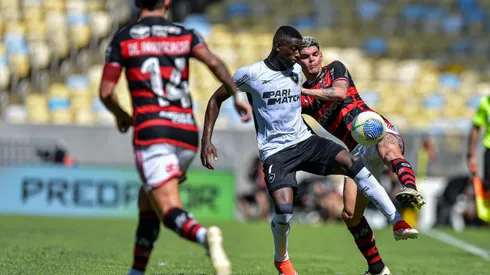 RJ – RIO DE JANEIRO – 28/04/2024 – BRASILEIRO A 2024, FLAMENGO X BOTAFOGO – Ayrton Lucas jogador do Flamengo disputa lance com Luiz Henrique jogador do Botafogo durante partida no estadio Maracana pelo campeonato Brasileiro A 2024. Foto: Thiago Ribeiro/AGIF