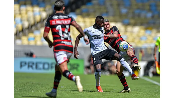RJ - RIO DE JANEIRO - 28/04/2024 - BRASILEIRO A 2024, FLAMENGO X BOTAFOGO - Ayrton Lucas jogador do Flamengo disputa lance com Luiz Henrique jogador do Botafogo durante partida no estadio Maracana pelo campeonato Brasileiro A 2024. Foto: Thiago Ribeiro/AGIF