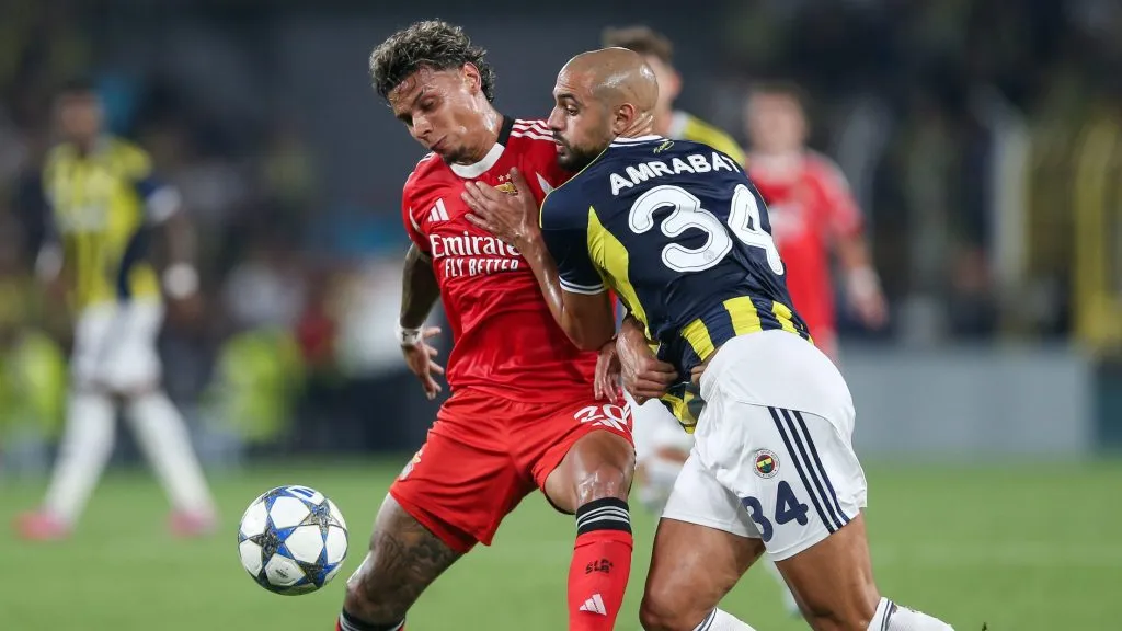Richard Ríos durante Fenerbahçe x Benfica.  (Photo by Ahmad Mora/Getty Images)