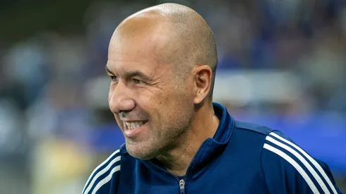 MG – BELO HORIZONTE – 10/08/2025 – BRASILEIRO A 2025, CRUZEIRO X SANTOS – Leonardo Jardim tecnico do Cruzeiro durante partida contra o Santos no estadio Mineirao pelo campeonato Brasileiro A 2025. Foto: Fernando Moreno/AGIF
