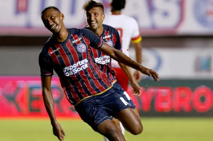 Rezende celebra gol marcado contra a Juazeirense — Foto: Felipe Oliveira / EC Bahia