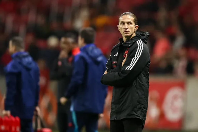 Filipe Luís, comandando o Flamengo contra o Inter –  (Photo by Pedro H. Tesch/Getty Images)