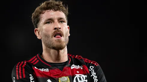 Léo Pereira jogador do Flamengo comemora seu gol durante partida contra o Mirassol no estádio Maracanã pelo campeonato Brasileiro A 2025. Foto: Jorge Rodrigues/AGIF