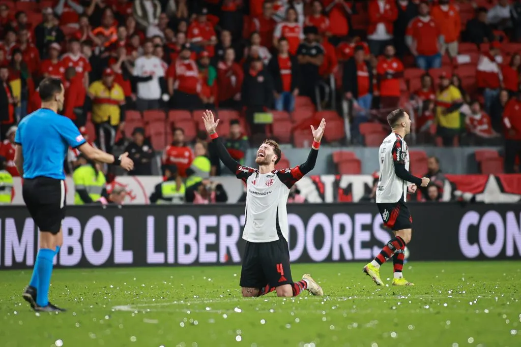 RS – PORTO ALEGRE – 20/08/2025 – COPA LIBERTADORES 2025, INTERNACIONAL X FLAMENGO – Leo Pereira jogador do Flamengo comemoram vitoria ao final da partida contra o Internacional no estadio Beira-Rio pelo campeonato Copa Libertadores 2025. Foto: Maxi Franzoi/AGIF