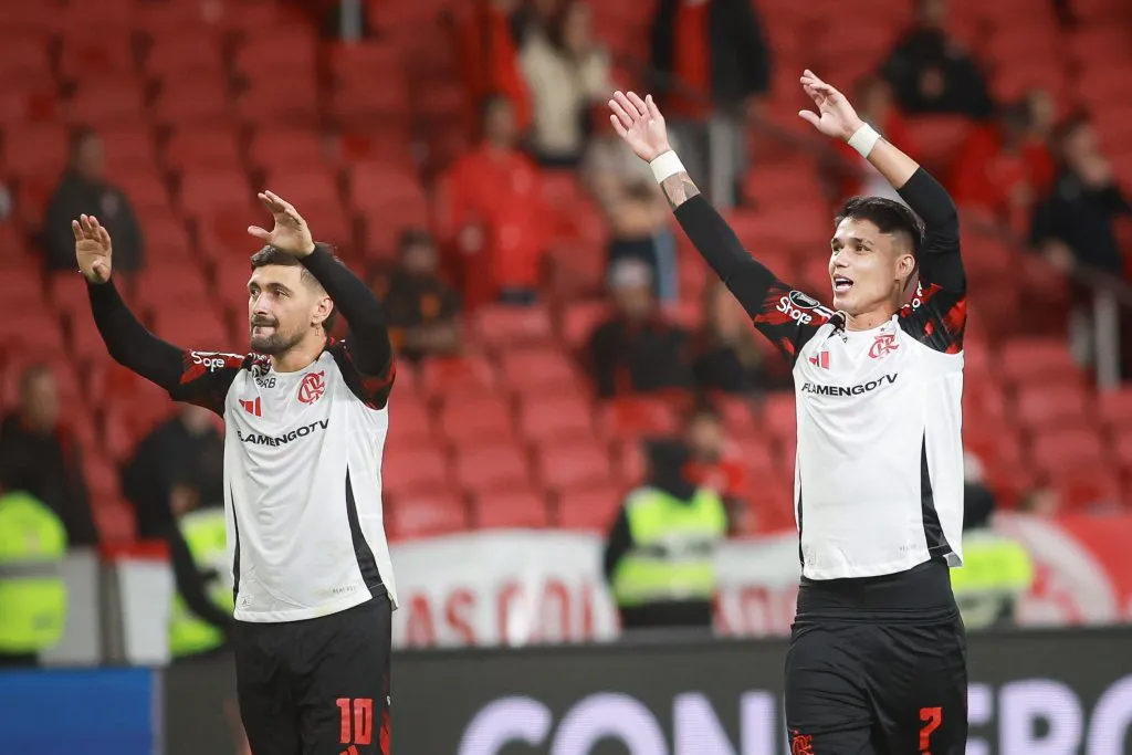 Jogadores do Flamengo comemoram vitoria ao final da partida contra o Internacional no estadio Beira-Rio pelo campeonato Copa Libertadores 2025. Foto: Maxi Franzoi/AGIF