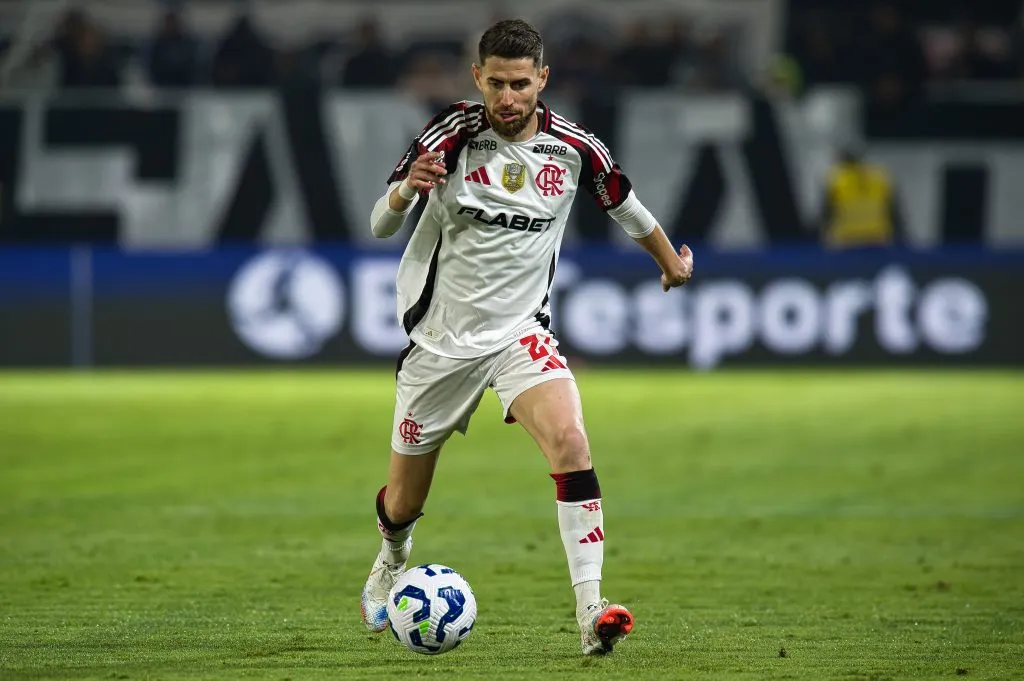 SP – BRAGANCA PAULISTA – 23/07/2025 – BRASILEIRO A 2025, BRAGANTINO X FLAMENGO –  Jorginho jogador do Flamengo durante partida contra o Bragantino no estadio Cicero De Souza Marques pelo campeonato Brasileiro A 2025. Foto: Anderson Romao/AGIF