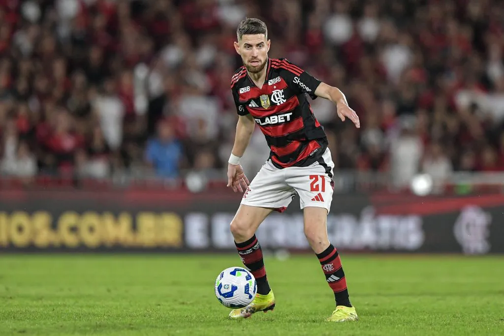RJ – RIO DE JANEIRO – 12/07/2025 – BRASILEIRO A 2025, FLAMENGO X SAO PAULO – Jorginho jogador do Flamengo durante partida contra o Sao Paulo no estadio Maracana pelo campeonato Brasileiro A 2025. Foto: Thiago Ribeiro/AGIF