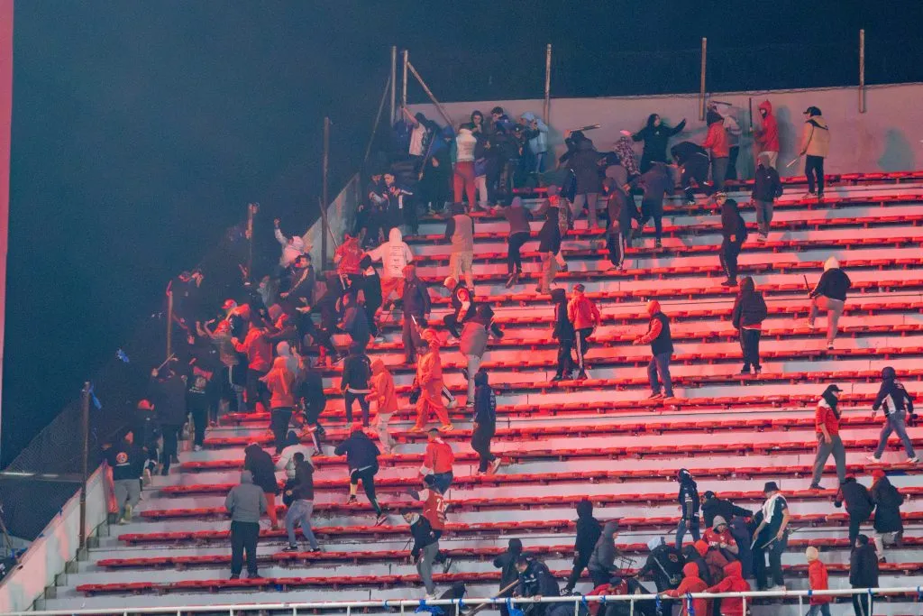ARGENTINA – AVELLANEDA – 20/08/2025 – COPA SUL-AMERICANA 2025, INDEPENDIENTE X UNIVERSIDAD DE CHILE – Torcidas entram em confronto durante partida entre Independiente e Universidad de Chile no Estadio Libertadores de America pela Copa Sul-americana 2025. Foto: Lucas Gabriel Cardoso/AGIF
