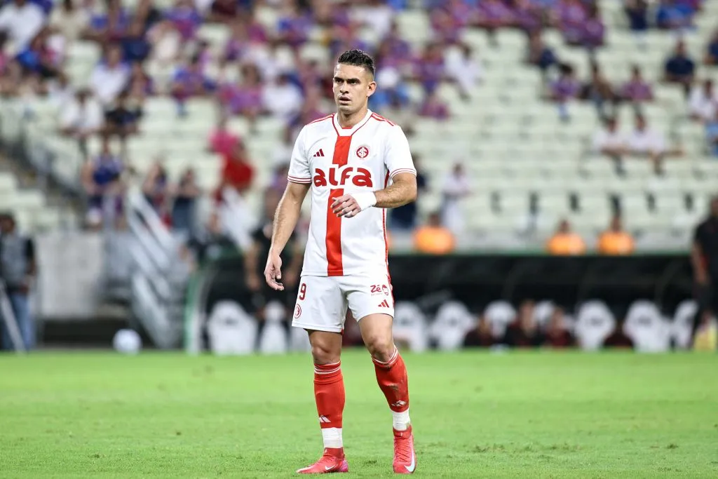 CE – FORTALEZA – 13/04/2025 – BRASILEIRO A 2025, FORTALEZA X INTERNACIONAL – borre jogador do Internacional durante partida contra o Fortaleza no estadio Arena Castelao pelo campeonato Brasileiro A 2025. Foto: Baggio Rodrigues/AGIF