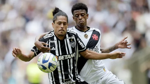 Robson Bambu jogador do Vasco disputa lance com Mauricio Lemos jogador do Atletico-MG durante partida no estadio Maracana pelo campeonato Brasileiro A 2023. –