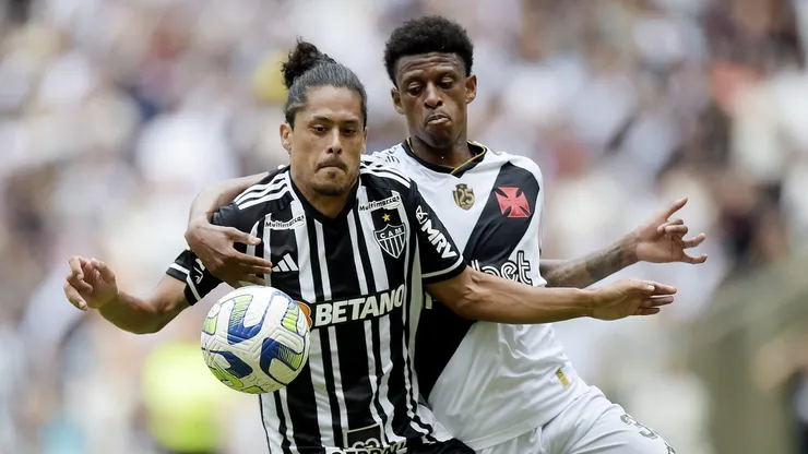Robson Bambu jogador do Vasco disputa lance com Mauricio Lemos jogador do Atletico-MG durante partida no estadio Maracana pelo campeonato Brasileiro A 2023. -